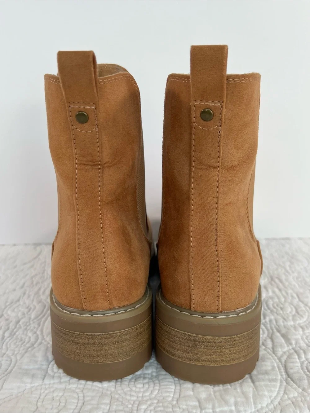 Universal Thread Tan Chelsea Boots Women’s Size 8 Lug Sole Ankle Booties NEW